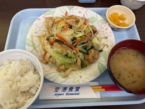 那覇空港の空港食堂の野菜炒め定食。ごはん、みそ汁付き