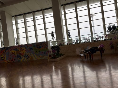 那覇空港3階のふくぎホール。窓ぎわにストリートピアノが置かれている